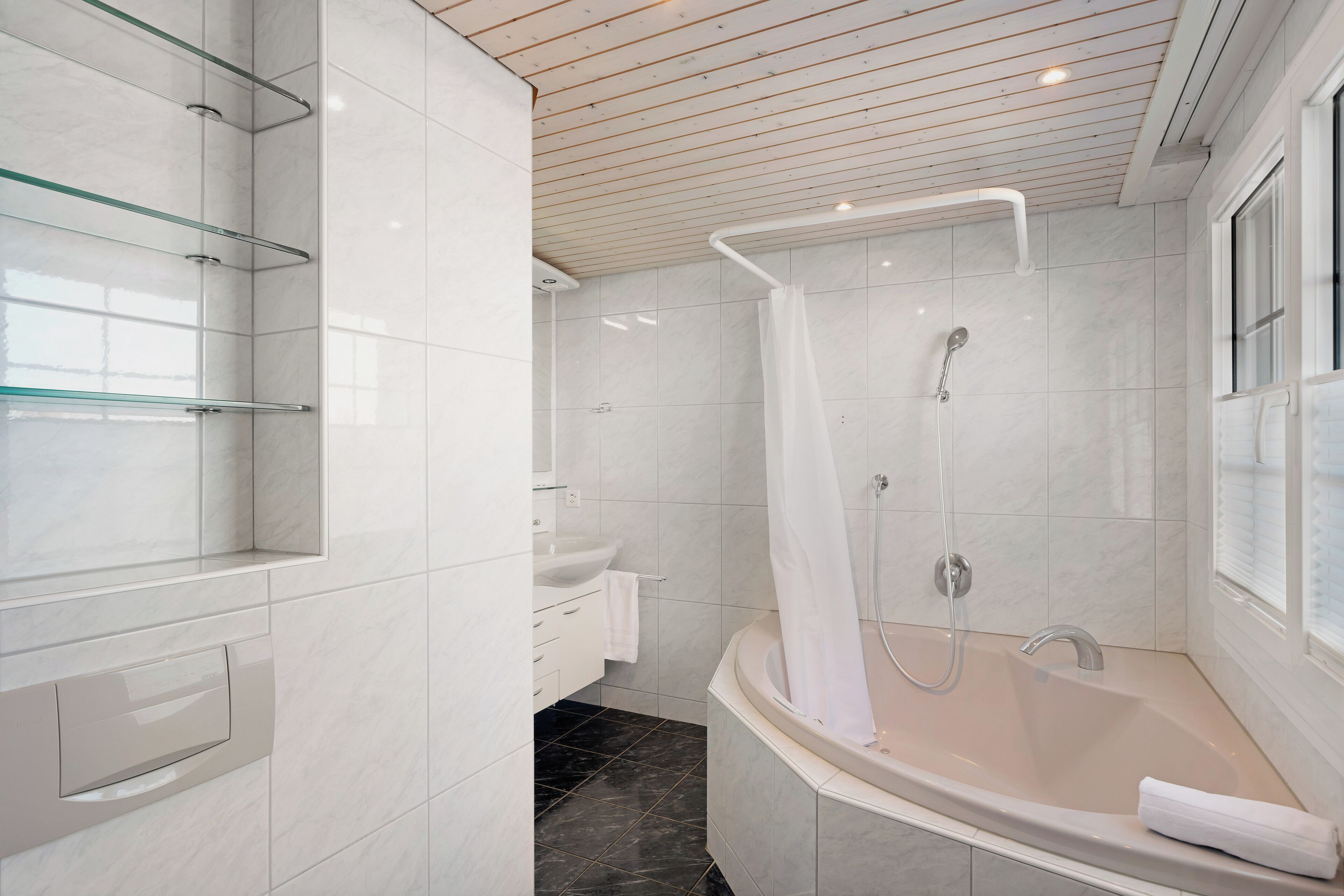 Comfort-Doppelzimmer | Badezimmer | Haartrockner, Handtücher, Seife, Shampoo