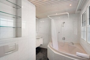 Comfort Double Room | Bathroom | Hair dryer, towels, soap, shampoo - Hotel Schiff (Horn)