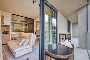 TV - Official Mercury Suites: 2BR designer w/WIFI & AC (St. Julian`s)