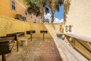 Outdoor dining - Shoreline Towers (Gulf Shores)
