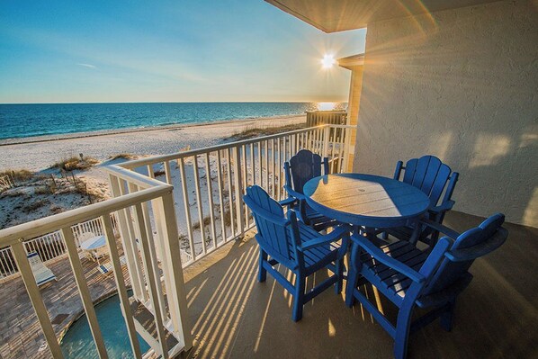 Outdoor dining - Shoreline Towers (Gulf Shores)