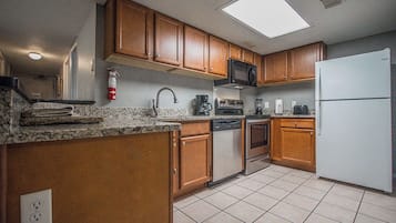 Full-sized fridge, oven, stovetop, dishwasher