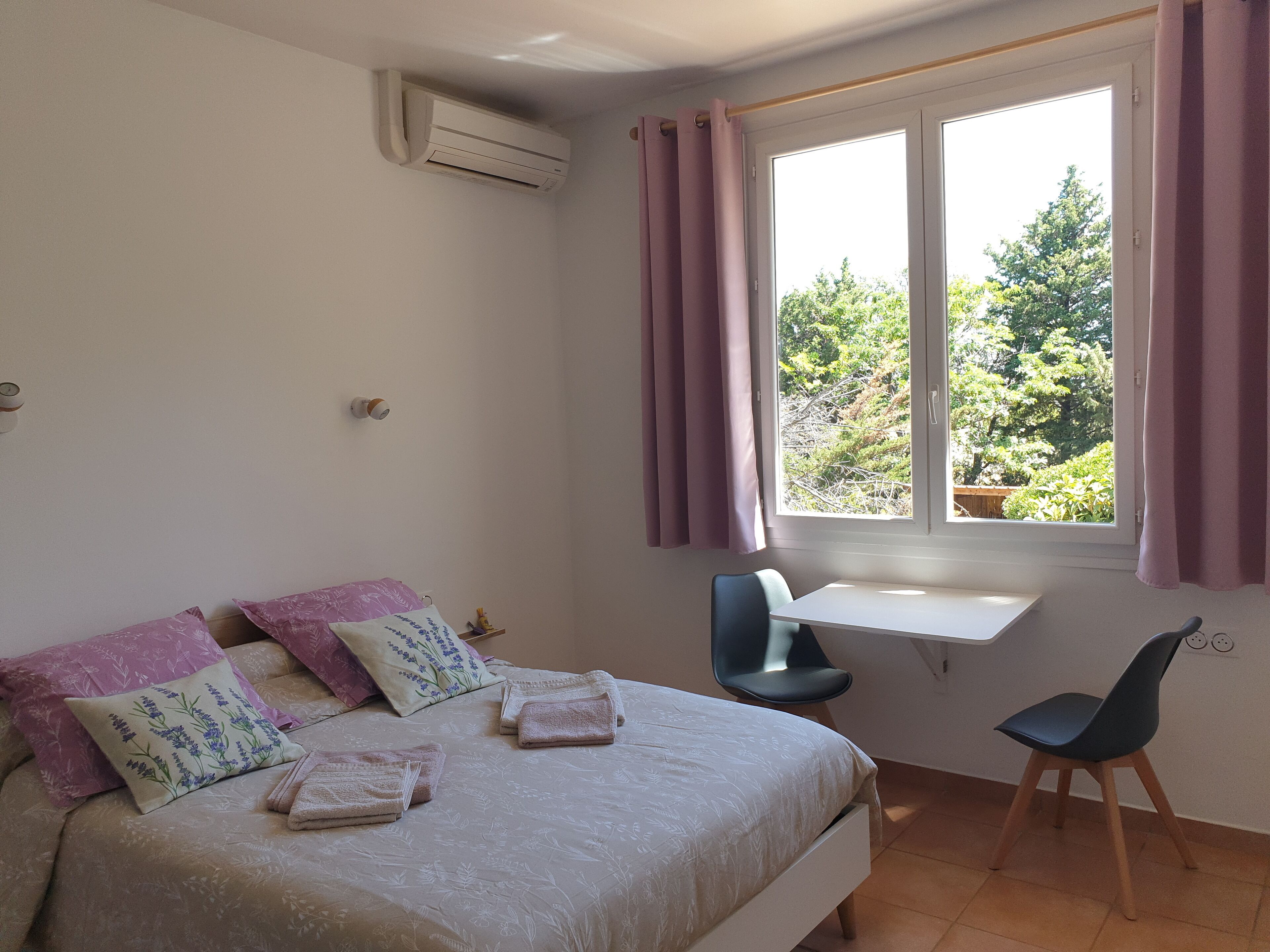 Laptopgeeigneter Arbeitsplatz, Verdunkelungsvorhänge, kostenloses WLAN