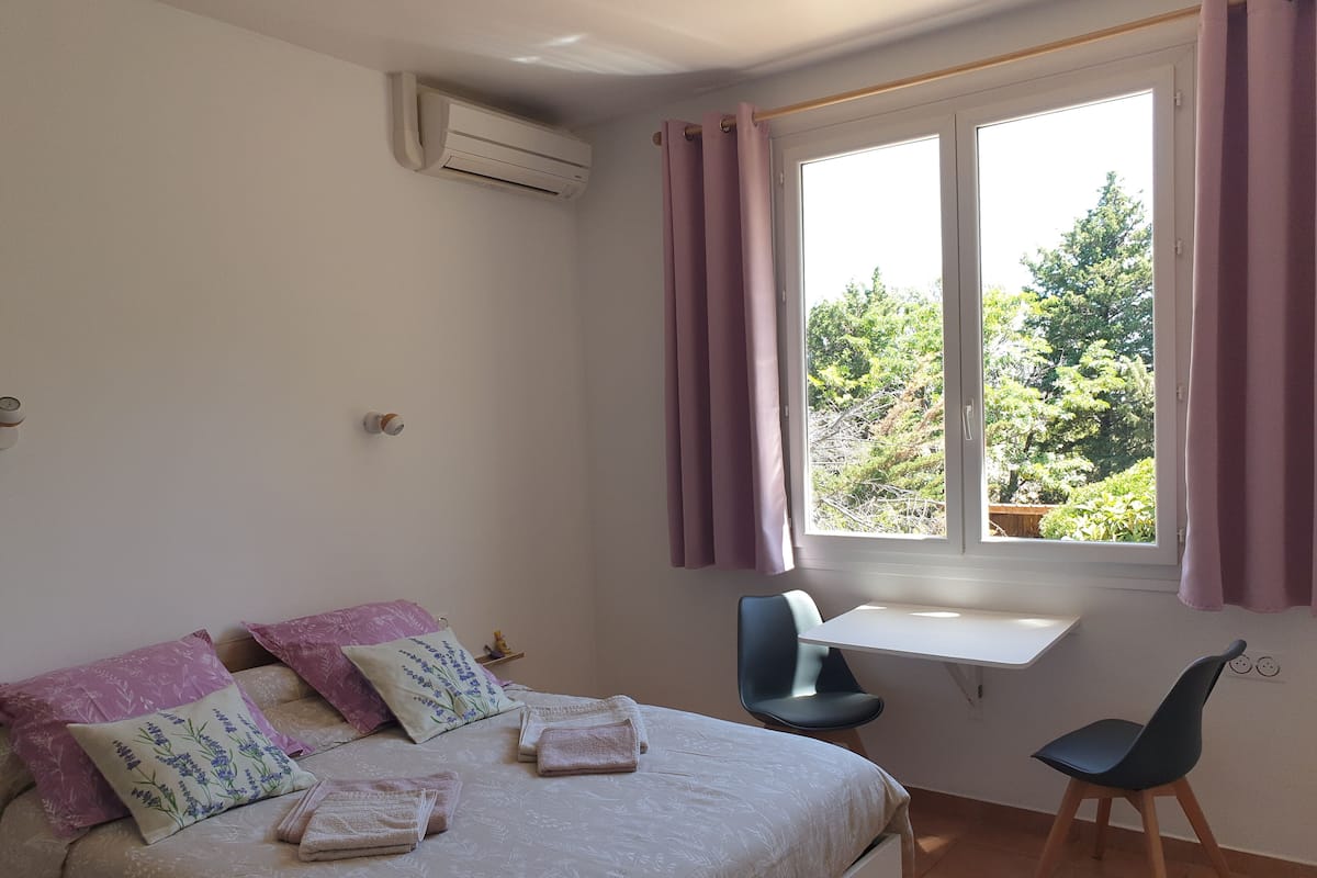 Laptopgeeigneter Arbeitsplatz, Verdunkelungsvorhänge, kostenloses WLAN