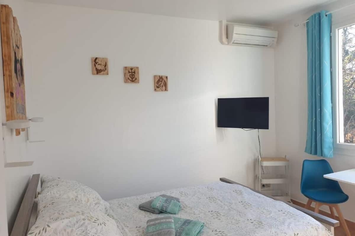 Chambre Camargue | Laptopgeeigneter Arbeitsplatz, Verdunkelungsvorhänge, kostenloses WLAN