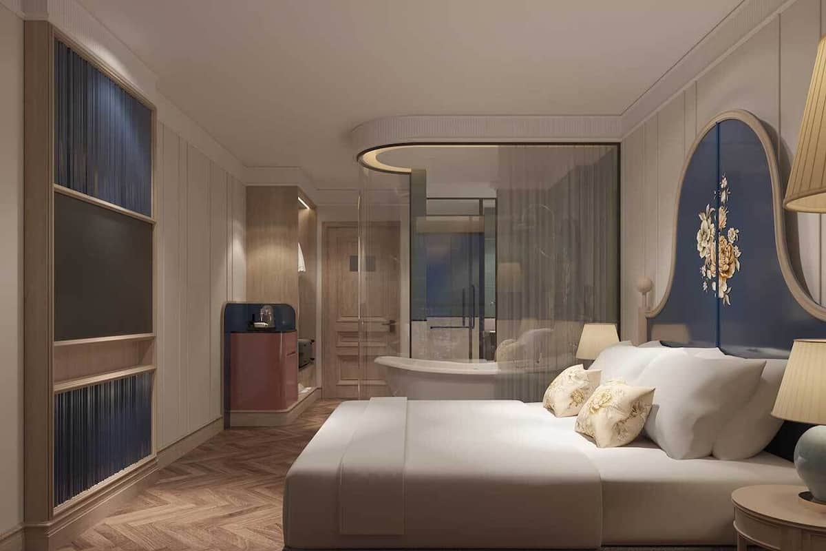 Doppia Senior, balcone, vista città | Una cassaforte in camera, una scrivania, tende oscuranti