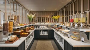 Un buffet proposant une variété de plats et de boissons en libre-service.