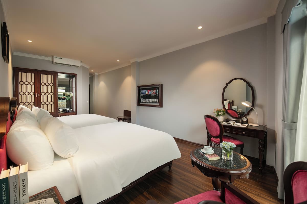 Camera Junior con letto matrimoniale o 2 letti singoli | Una cassaforte in camera, una scrivania, tende oscuranti