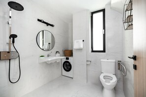 Dusche, Haartrockner, Handtücher, Toilettenpapier