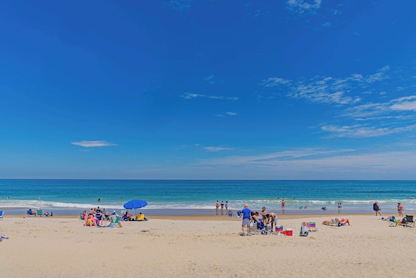 Beach nearby - Mins from Beach • Outdoor Patio & Games • Sleeps 9 (Kitty Hawk)