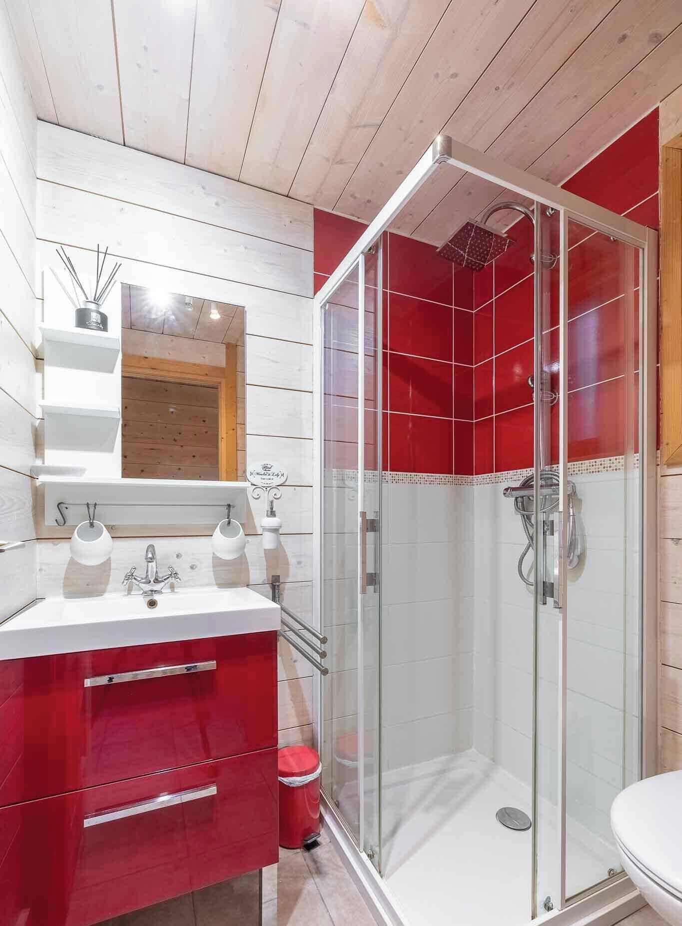 Douche, sèche-cheveux, papier toilette