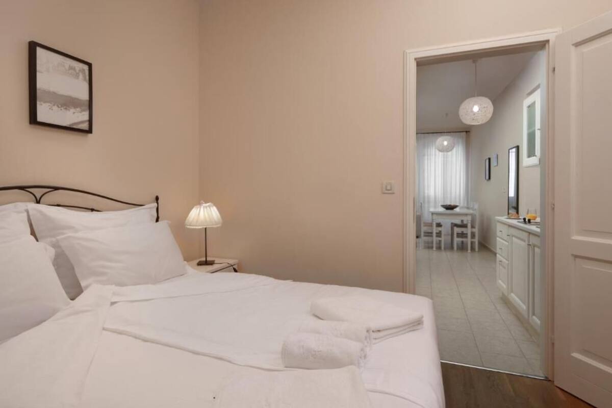 Lejlighed | Pengeskab på værelset, strygejern/strygebræt