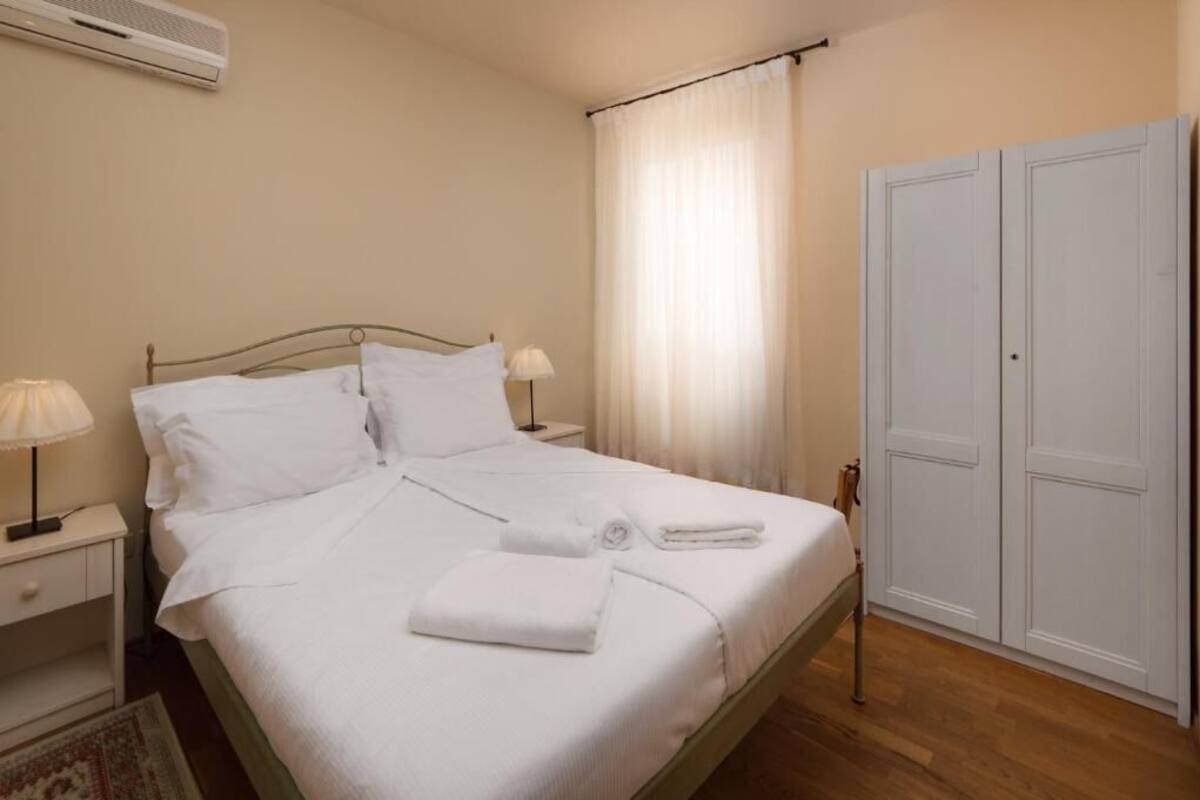 Lejlighed | Pengeskab på værelset, strygejern/strygebræt