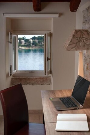 Departamento superior, vista al mar | Interior