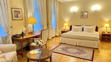 Juniorsvit | Minibar, vÀrdeförvaringsskÄp pÄ rummet och skrivbord