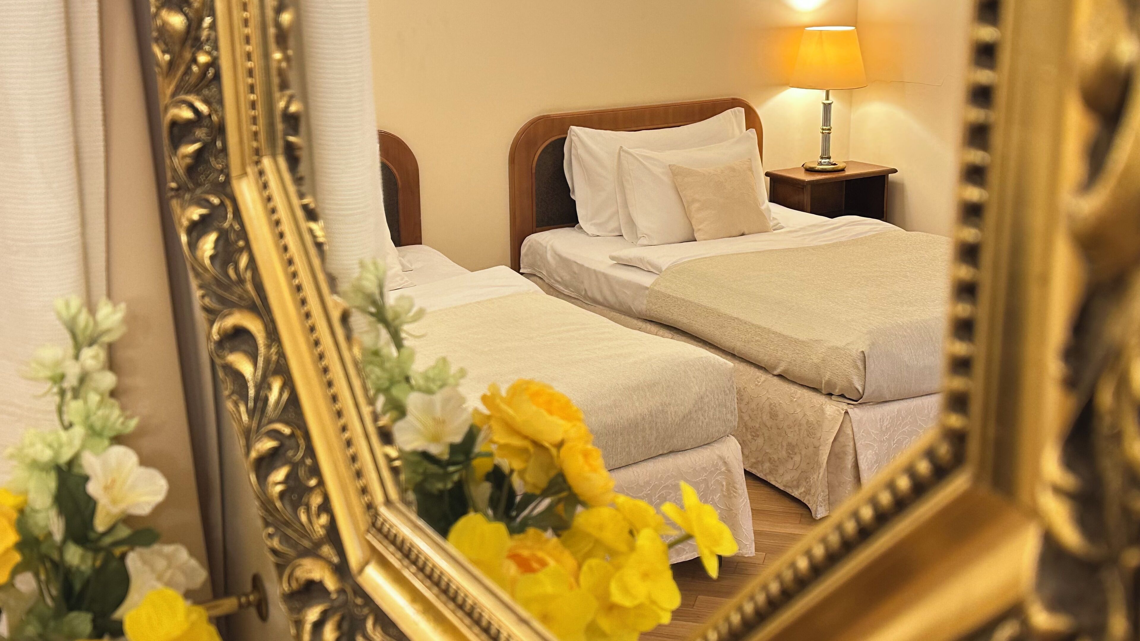 Habitación superior con 2 camas individuales | Minibar, caja fuerte, escritorio y espacio para trabajar con un portátil