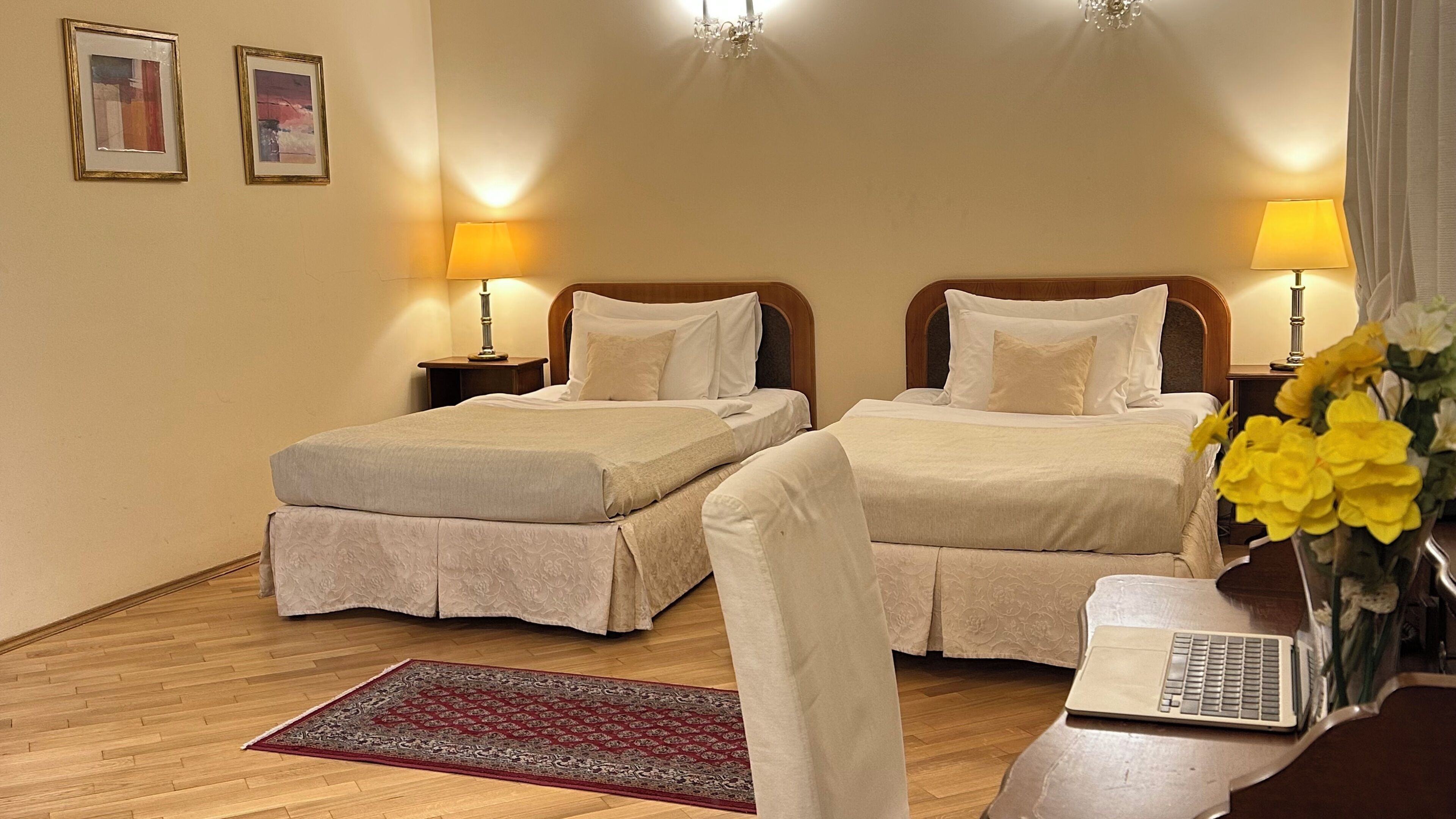 Superior Twin kamer | Een minibar, een kluis op de kamer, een bureau, een laptopwerkplek