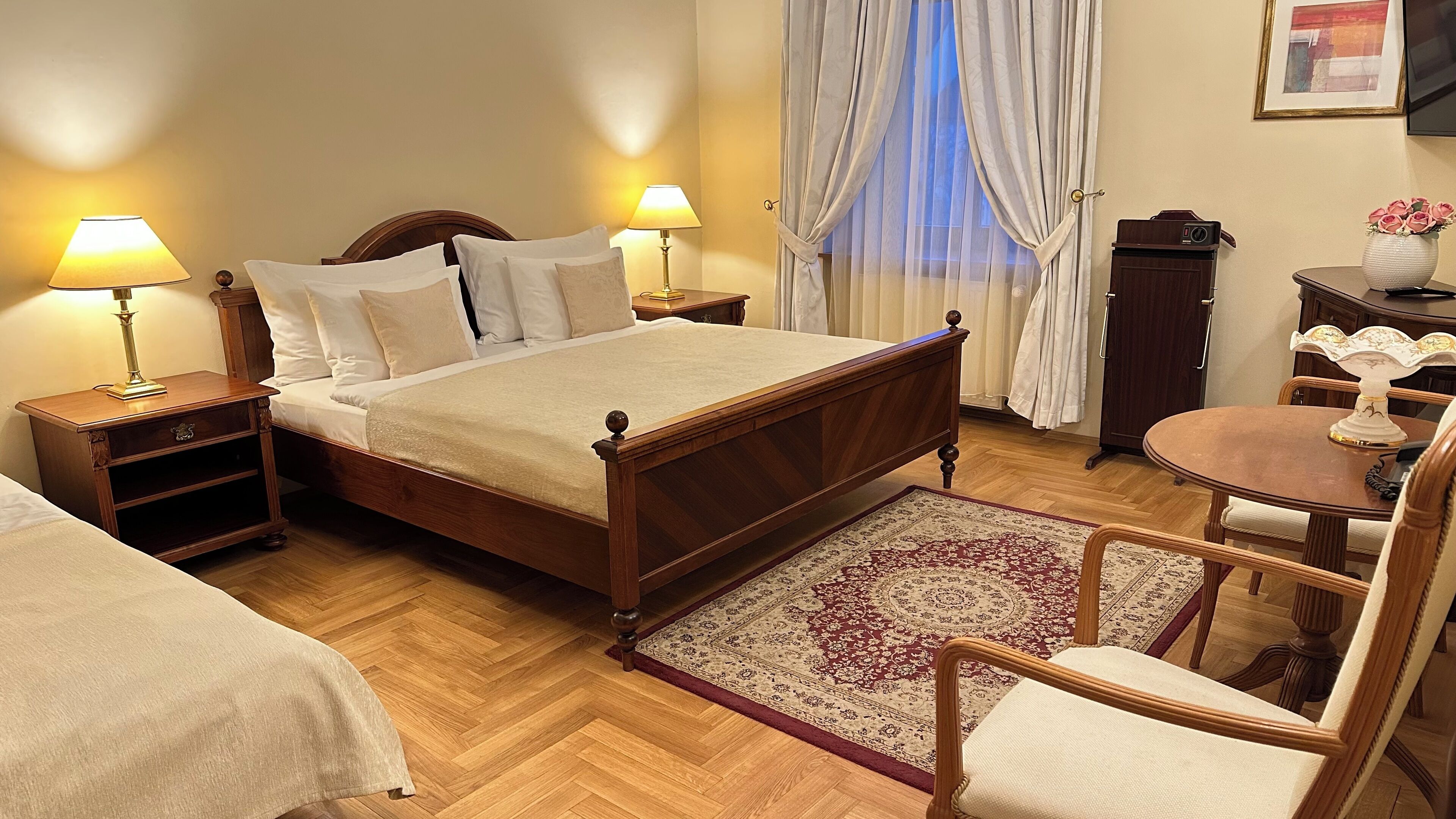 Standaard driepersoonskamer | Een minibar, een kluis op de kamer, een bureau, een laptopwerkplek