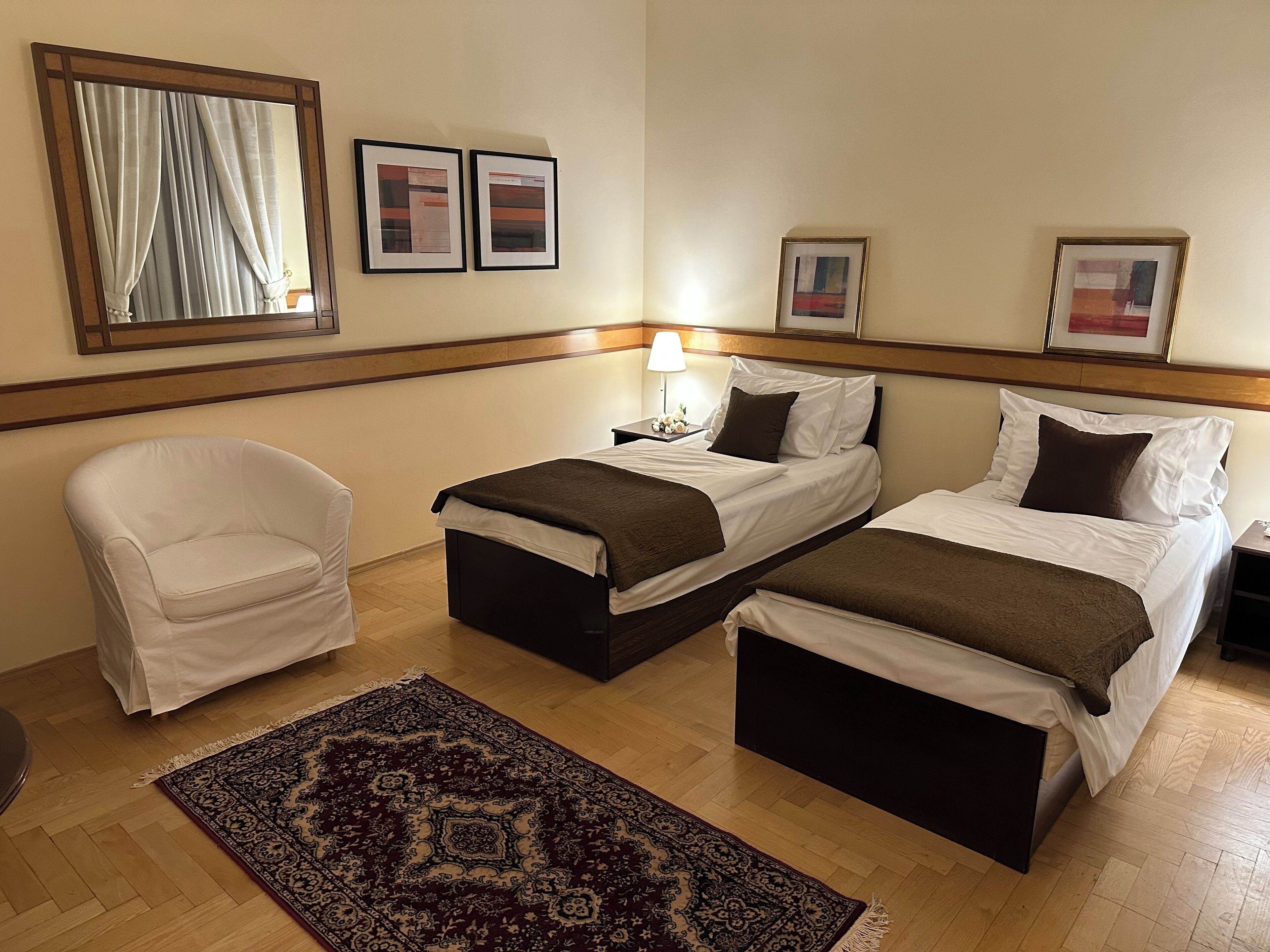 Standaard Twin kamer | Een minibar, een kluis op de kamer, een bureau, een laptopwerkplek