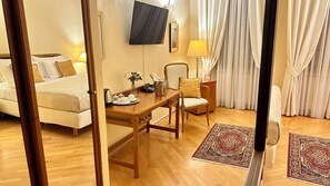 Standaard tweepersoonskamer | Een minibar, een kluis op de kamer, een bureau, een laptopwerkplek