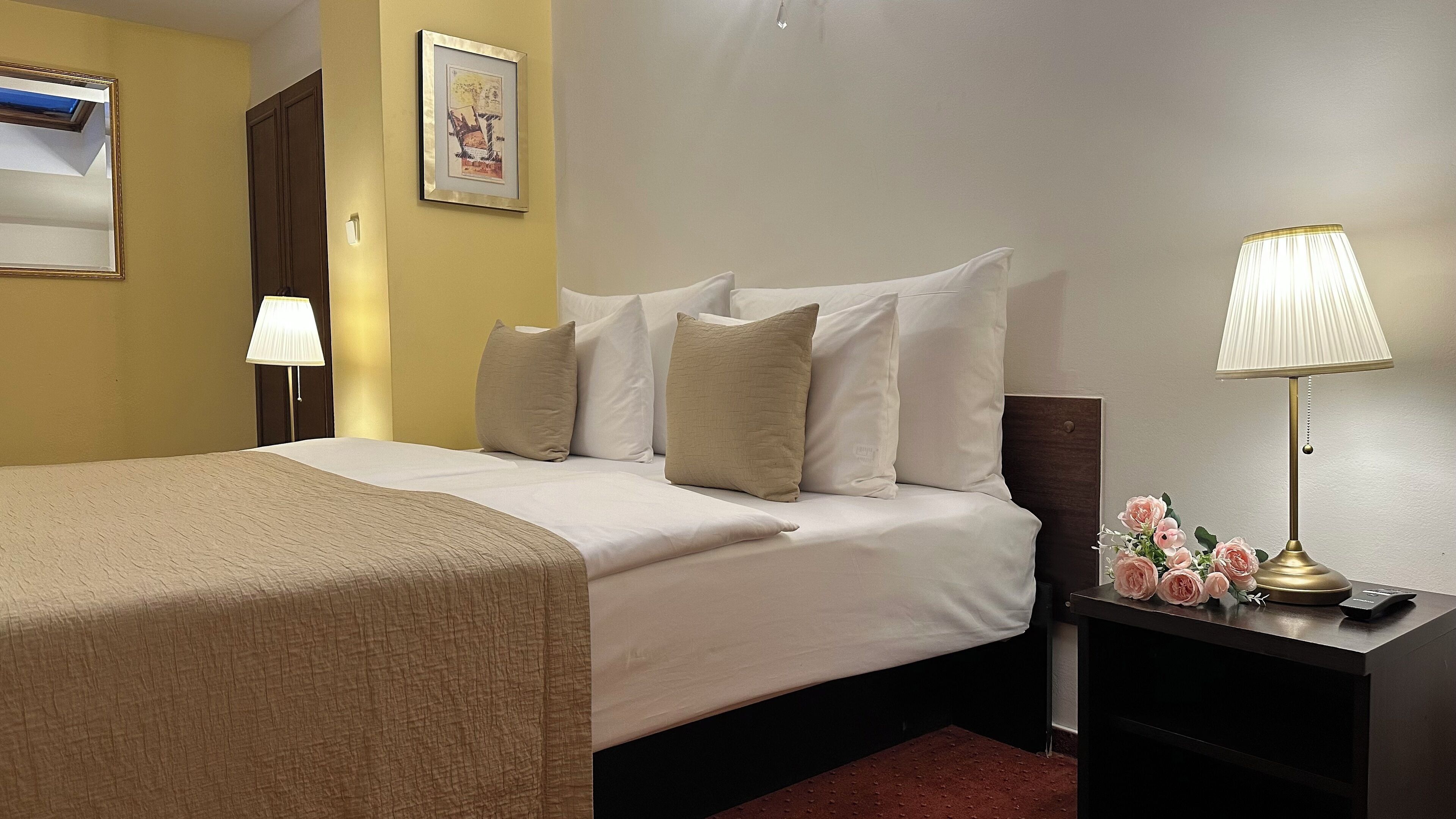 Superior maisonnette | Een minibar, een kluis op de kamer, een bureau, een laptopwerkplek