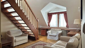 Familien-Maisonette | Minibar, Zimmersafe, Schreibtisch, laptopgeeigneter Arbeitsplatz