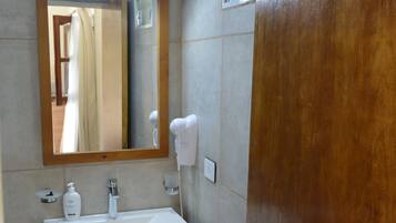 Suite – deluxe | Bad | Dusj, hårføner, håndklær og såpe