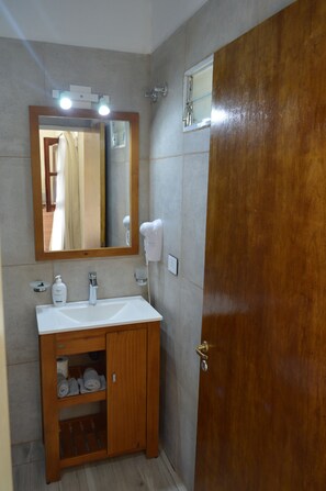 Deluxe Suite | Bathroom | Shower, hair dryer, slippers, towels - Gosén Cabañas y Suites  (La Rioja)
