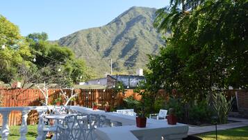 Suite – deluxe, fjellutsikt | Utendørsservering