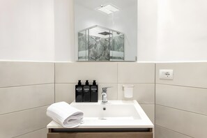 Dusche, Haartrockner, Handtücher