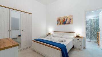 2 bedrooms, iron/ironing board, bed sheets