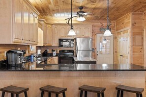 Fridge, microwave, oven, stovetop - River Lodge • Kayaks • Mins to Blue Ridge • River (Epworth)