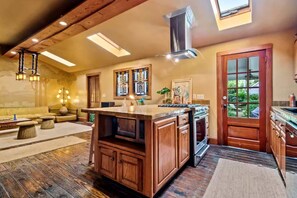 Frigorífico, microondas, placa de cocina y lavavajillas