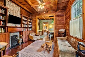 Una Smart TV, una chimenea, un reproductor estéreo, una oficina