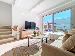 TV - Villa with private pool, roof terrace and BBQ (Los Alcazares)