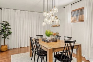 Dining - The Gray Pine - Hot Tub, Office, Fire Pit + A/C (Flagstaff)