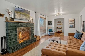 Smart TV, fireplace - The Gray Pine - Hot Tub, Office, Fire Pit + A/C (Flagstaff)