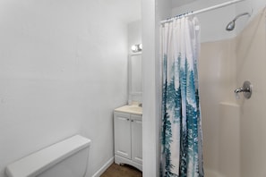 Haartrockner, Handtücher, Seife, Toilettenpapier