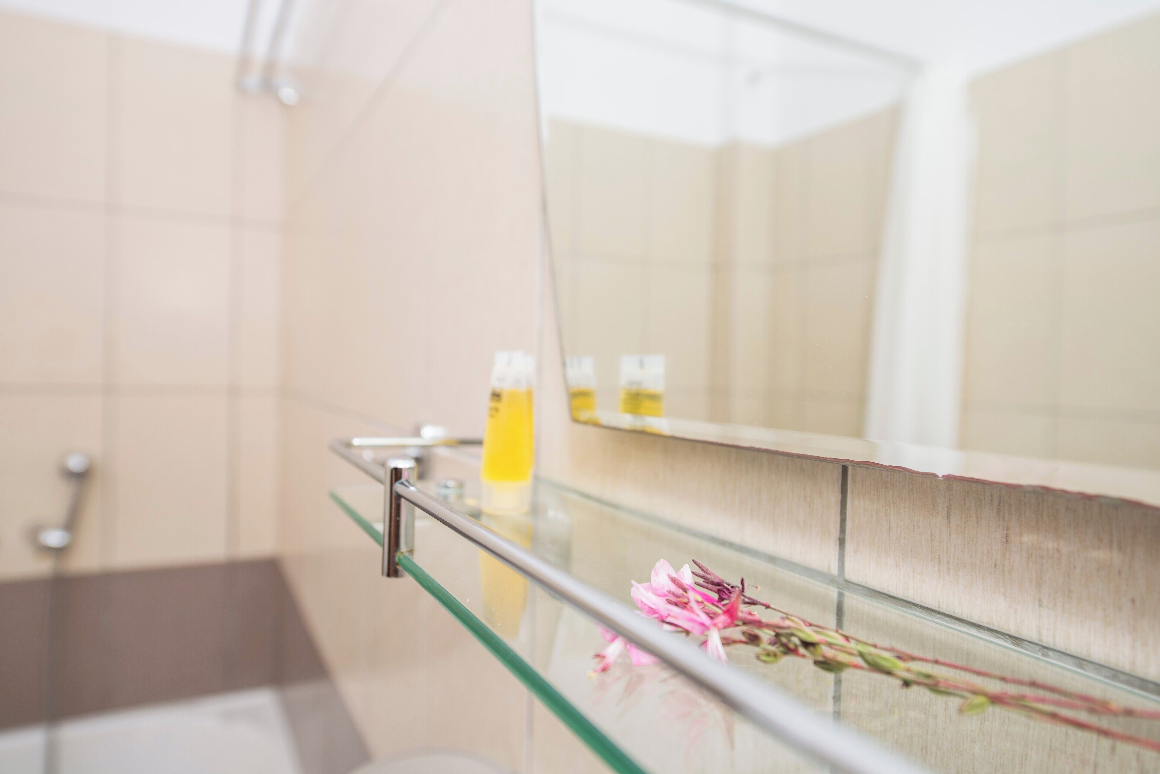 シャワー、ヘアドライヤー、タオル