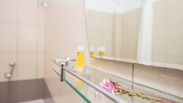 シャワー、ヘアドライヤー、タオル