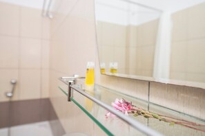 Douche, sèche-cheveux, serviettes fournies