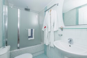 Buồng tắm vòi sen, máy sấy tóc, khăn tắm 