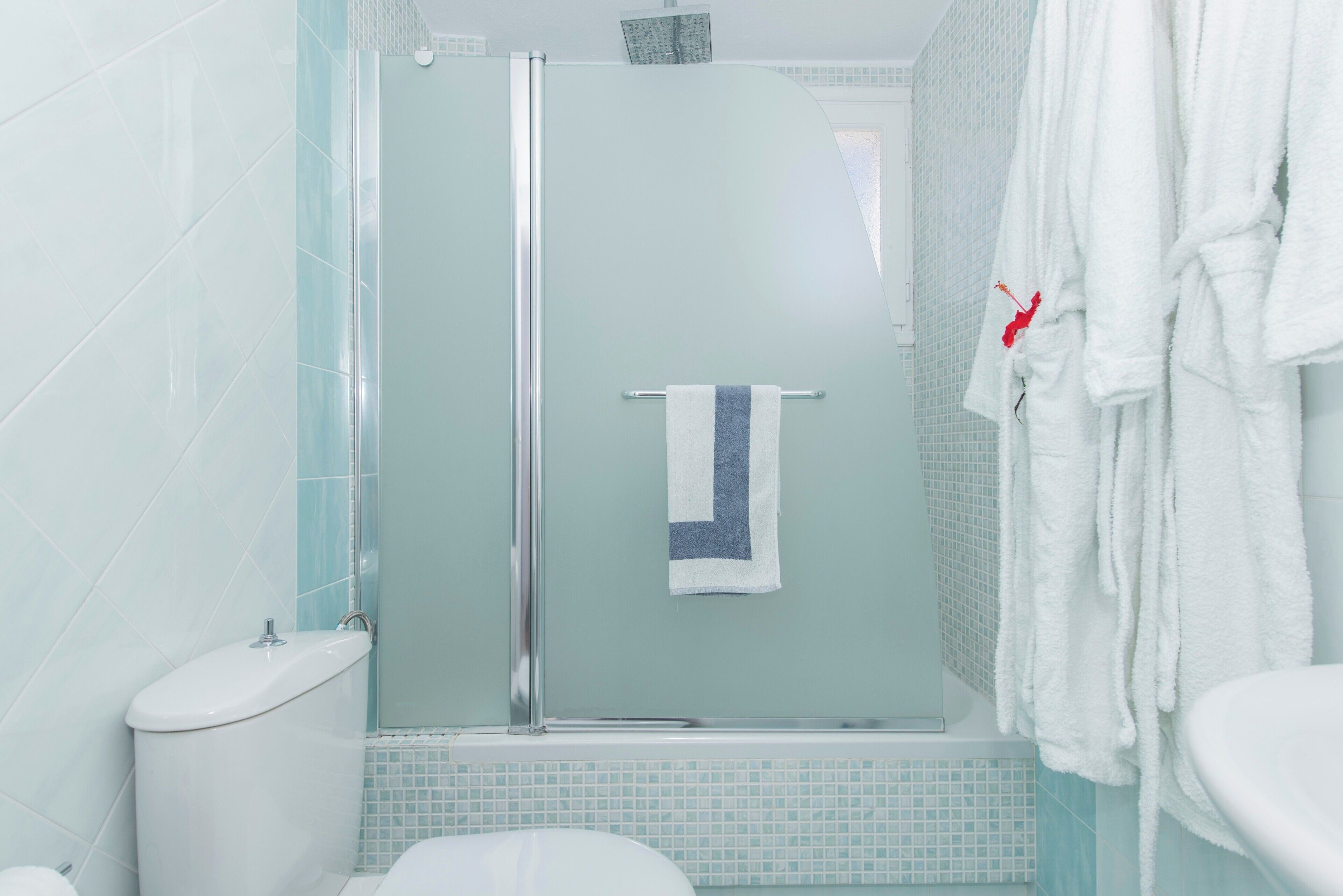 Douche, sèche-cheveux, serviettes fournies