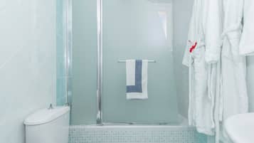 Douche, sèche-cheveux, serviettes fournies