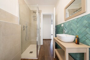 Shower, hair dryer, towels - Apartment 'Sa Domixedda' in Quartu Sant'Elena – Central, Renovated, Near Poetto Beach (Quartu Sant'Elena)