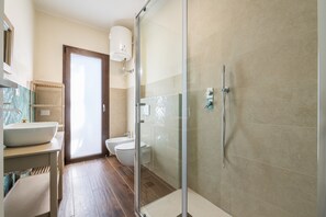 Ducha, secador de pelo, toallas