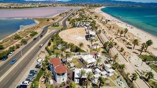 An aerial view of a coastal area with a road, beach, and buildings. - Apartment 'Sa Domixedda' in Quartu Sant'Elena – Central, Renovated, Near Poetto Beach (Quartu Sant'Elena)