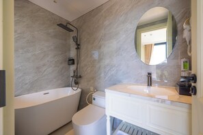 Articles de toilette gratuits, sèche-cheveux, chaussons