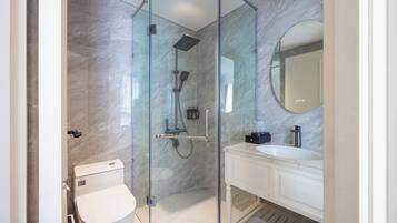 Artículos de tocador gratuitos, secador de pelo, pantuflas, toallas