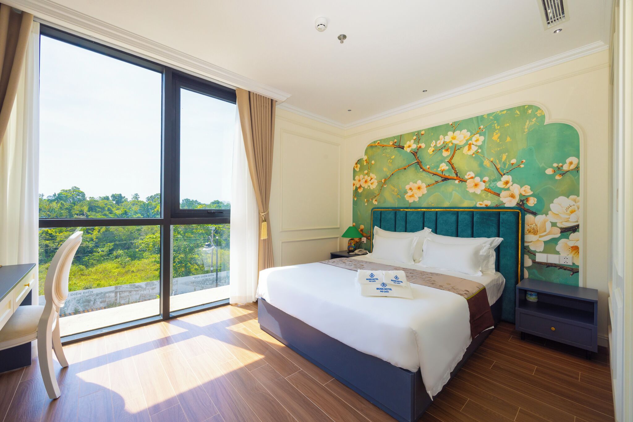 Dobbeltrom – deluxe, byutsikt | Safe på rommet, skrivebord, wi-fi (inkludert) og sengetøy